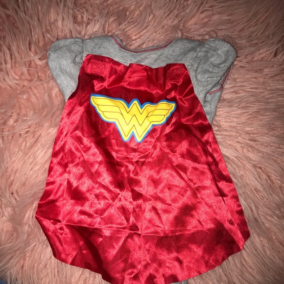 Wonder Woman onesie - babygirl with cap - Picture 3 of 5